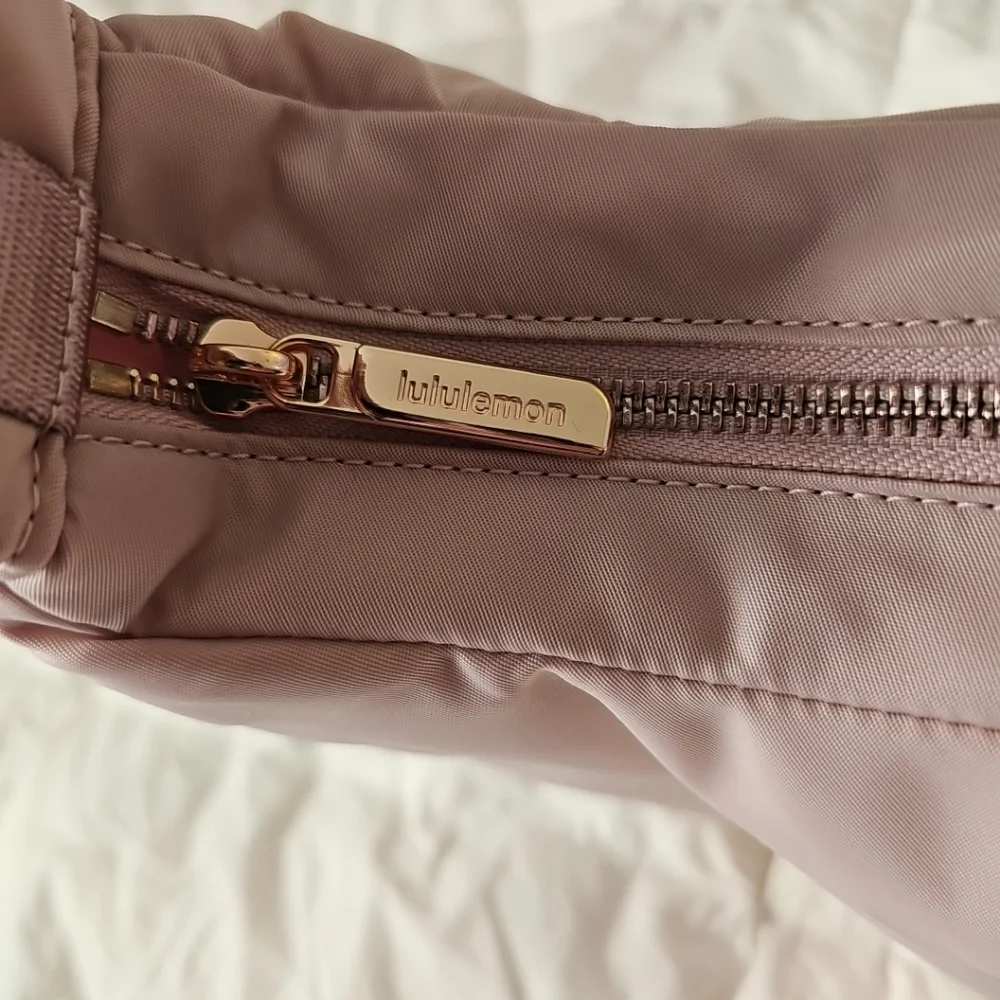 Lululemon Blush City Essentials Shoulder Bag, NWT - Picture 6 of 9